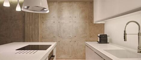 Fridge, oven, dishwasher, coffee/tea maker