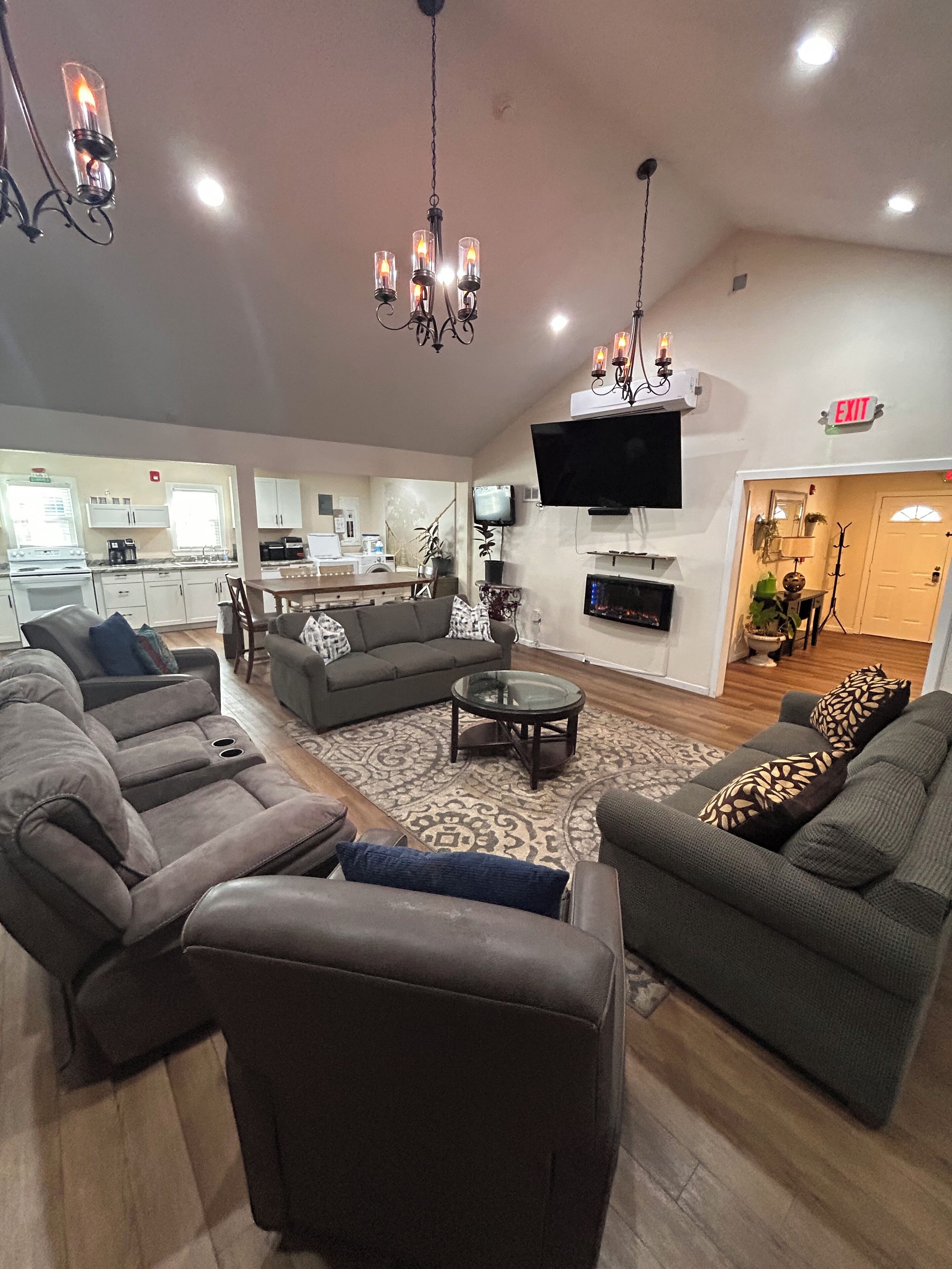 TV connectée, cheminée, écrans d'ordinateur, imprimantes