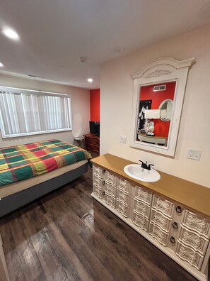 4 habitaciones, escritorio, tabla de planchar con plancha y wifi gratis 