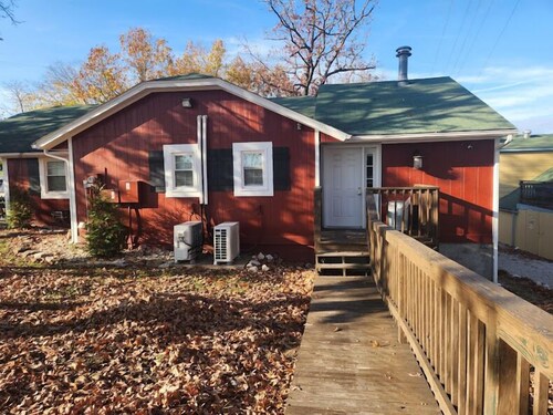 Spacious Retreat Sleeps 20, Hot Tub, Near Strip, Perfect for Family Gatherings