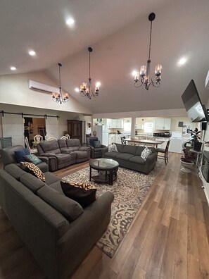 Smart TV, chimenea, monitor de computadora y impresora 