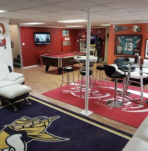 Game room - Sleeps 18 Bunkhouse with 4 Bedrooms Full Kitchen and Parking for Groups (Branson)