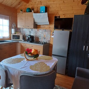 Kylskåp, mikrovågsugn, spishäll och kaffe- och tebryggare
