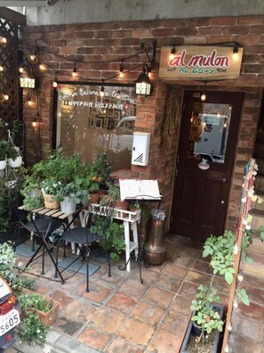 تناول الطعام بالخارج