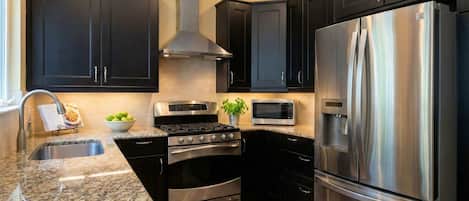 Kjøleskap, kaffetrakter/tekoker og kjøkkenutstyr