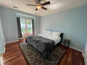 3 chambres, fer et planche à repasser, Wi-Fi, draps fournis