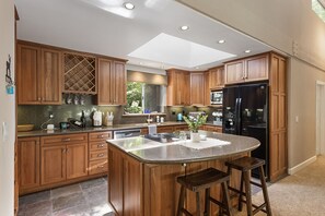 ثلاجة، ميكروويف، موقد طهي مسطح، غسالة أطباق