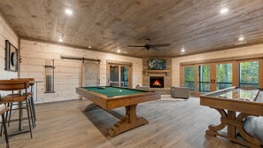 Games room - 3 Luxe King Suites & Bunk Room, Sleeps 10+
3-State Mountain View GA, NC & TN! (Mineral Bluff)
