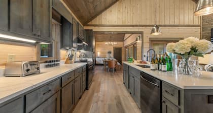 3 Luxe King Suites & Bunk Room, Sleeps 10+
3-State Mountain View GA, NC & TN!