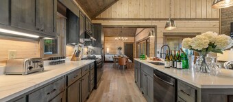 3 Luxe King Suites & Bunk Room, Sleeps 10+
3-State Mountain View GA, NC & TN!