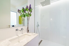 Douche, sèche-cheveux, serviettes fournies