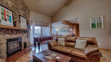 Televisión de pantalla plana y chimenea