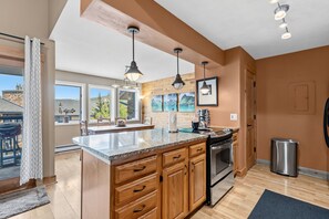 Coffee/tea maker, fridge, microwave, oven