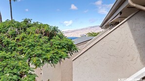 Ein Wohngebiet mit einem Haus mit Satteldach und Blick auf eine Berglandschaft.
