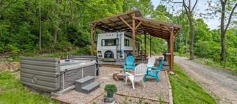 Amish country, hot tub, fire pit, pet friendly 