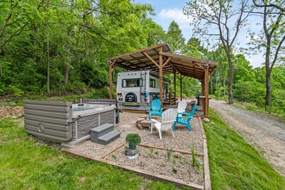 Amish country, hot tub, fire pit, pet friendly 