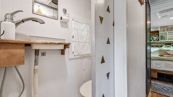 Suihku, hiustenkuivaaja, pyyhkeet, saippua