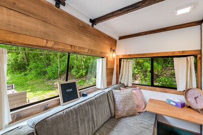 Amish country, hot tub, fire pit, pet friendly 