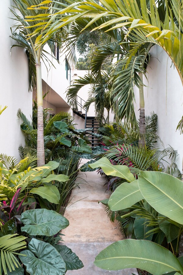 المنطقة المحيطة بالمنشأة