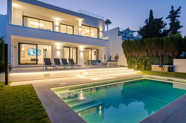 A heated pool - Luxury 5 Bedroom Villa In Real Club de Golf Guadalmina (Marbella)