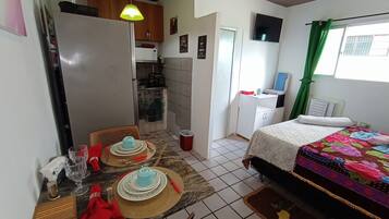 Apartamento econômico | 1 quarto, espaço de trabalho para notebook, cortinas blackout