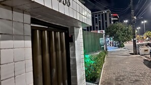 A building with a tiled facade and a number '158' above the entrance. - Lar Recife Olinda Praia 2 (Recife)