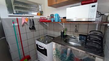 Apartamento econômico | Cozinha privada | Geladeira grande, micro-ondas, fogão, cadeirão de bebê