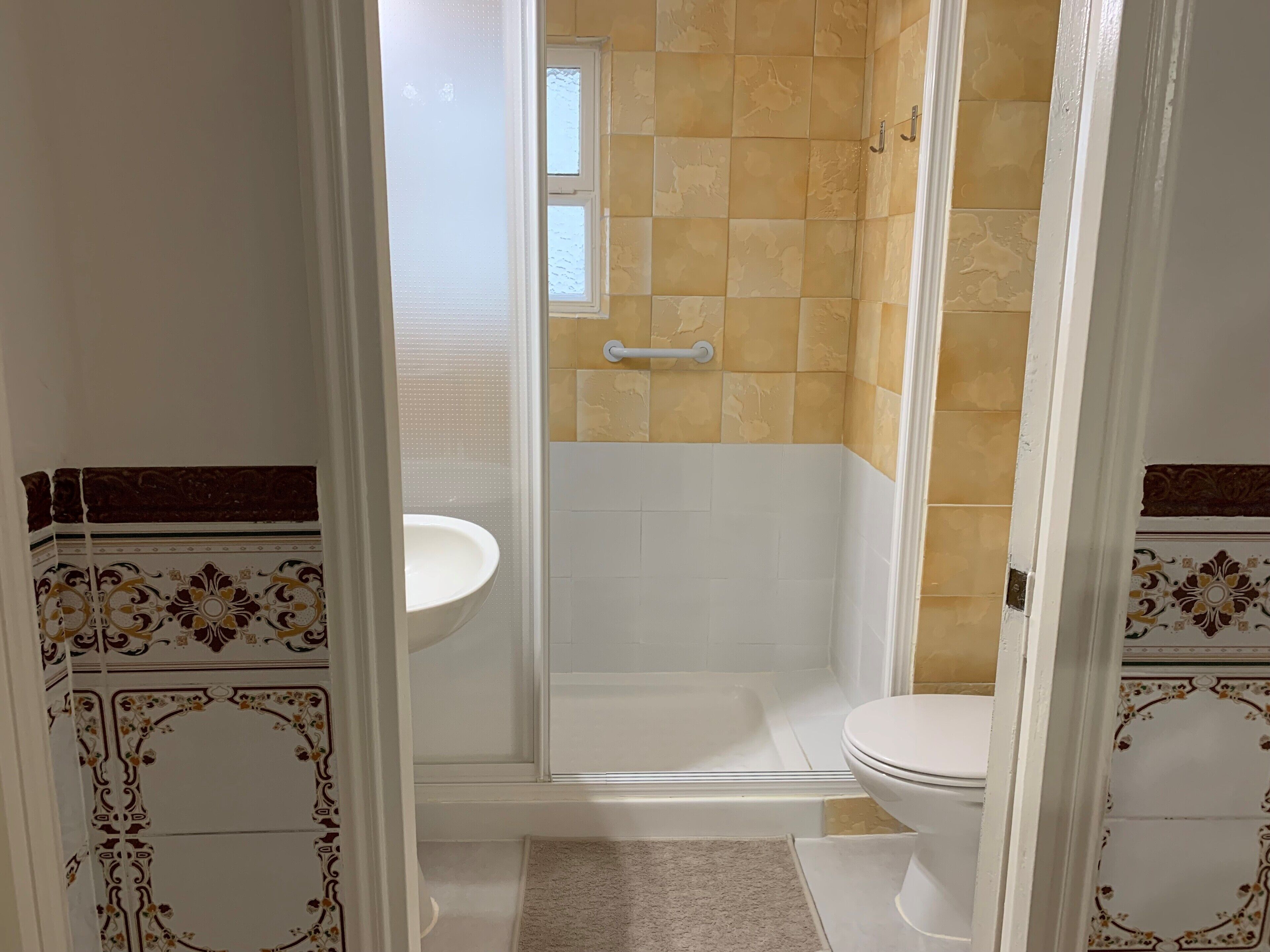 Douche, sèche-cheveux, serviettes fournies, savon