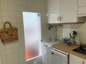 Een koelkast, een magnetron, een oven, een kookplaat
