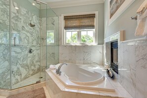 Combined shower/tub, hair dryer, towels