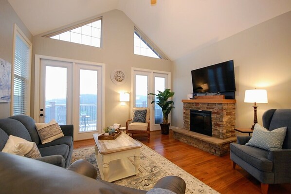 Una televisión, una chimenea