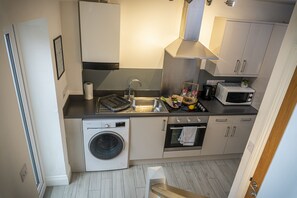 Kühlschrank, Mikrowelle, Ofen, Wasserkocher