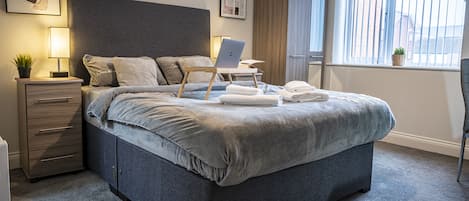 1 chambre, bureau, fer et planche à repasser, lit parapluie