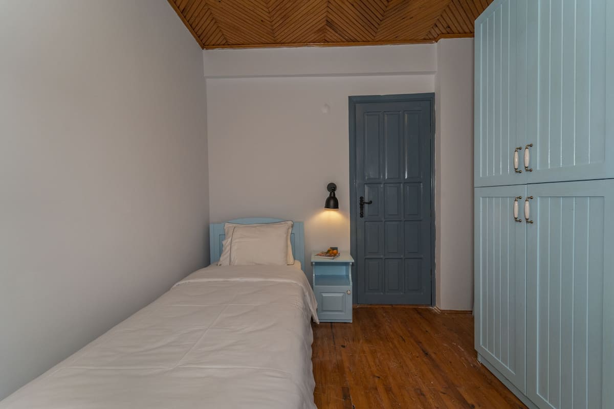 Single Room | Free WiFi, bed sheets