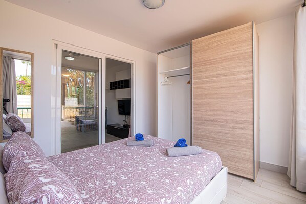 Iron/ironing board, free WiFi, bed sheets