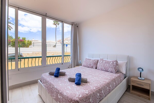 Tabla de planchar con plancha, wifi gratis y ropa de cama 