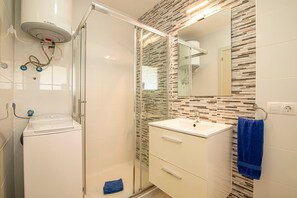 Shower, hair dryer, bidet, towels