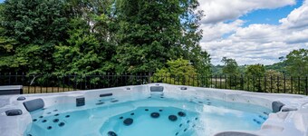 6 Bedroom home, heated private pool, person Hot tub, Waterfront Views, and more😍