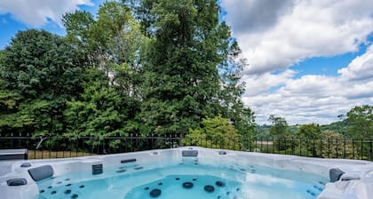 6 Bedroom home, heated private pool, person Hot tub, Waterfront Views, and more😍