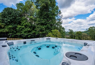 6 Bedroom home, heated private pool, person Hot tub, Waterfront Views, and more😍