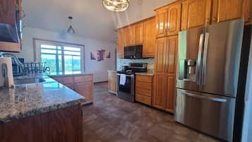 Kylskåp, mikrovågsugn, ugn och spishäll