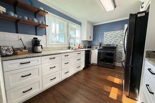 Een koelkast, een microgolfoven, een oven, een kookplaat