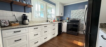 Fun House/King Bed - Close to Town/Full of Entertainment!