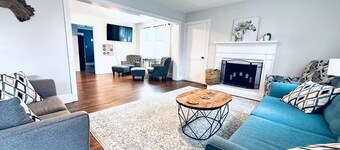 Fun House/King Bed - Close to Town/Full of Entertainment!