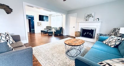 Fun House/King Bed - Close to Town/Full of Entertainment!