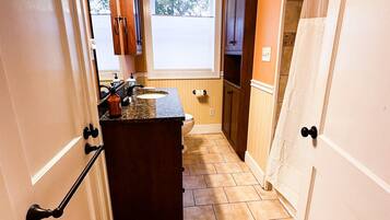 Badkar/dusch, hårtork, handdukar och tvål