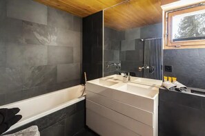 Shower, towels - Lovely 5-bed House in Thumersbach (Zell am See)