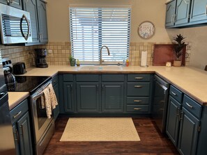 Frigorífico, microondas, horno y placa de cocina