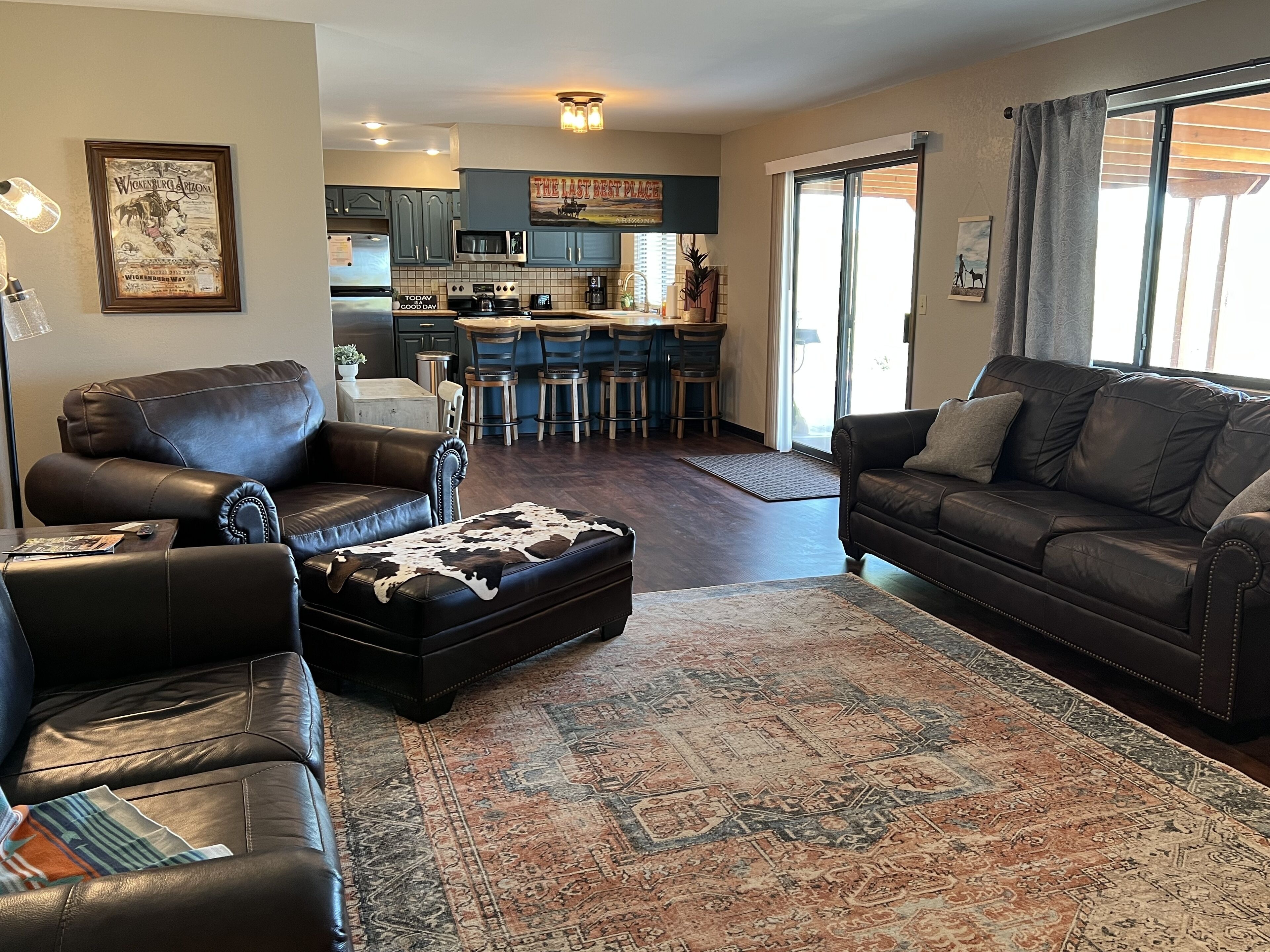 Smart-TV, peis, DVD-spiller og bøker