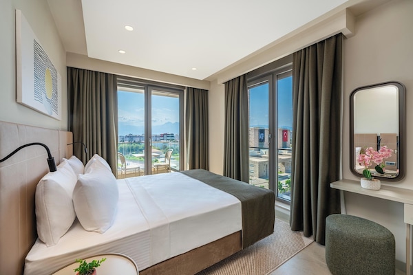 1 bedroom, premium bedding, minibar, in-room safe